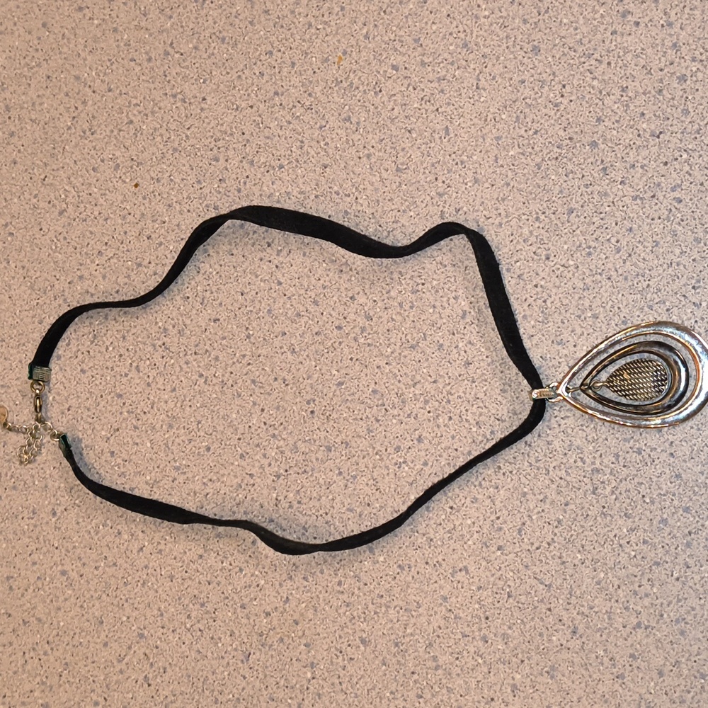 Women's Black & Silver Triple Teardrop On Velvet 20 Inch Necklace-NWOT